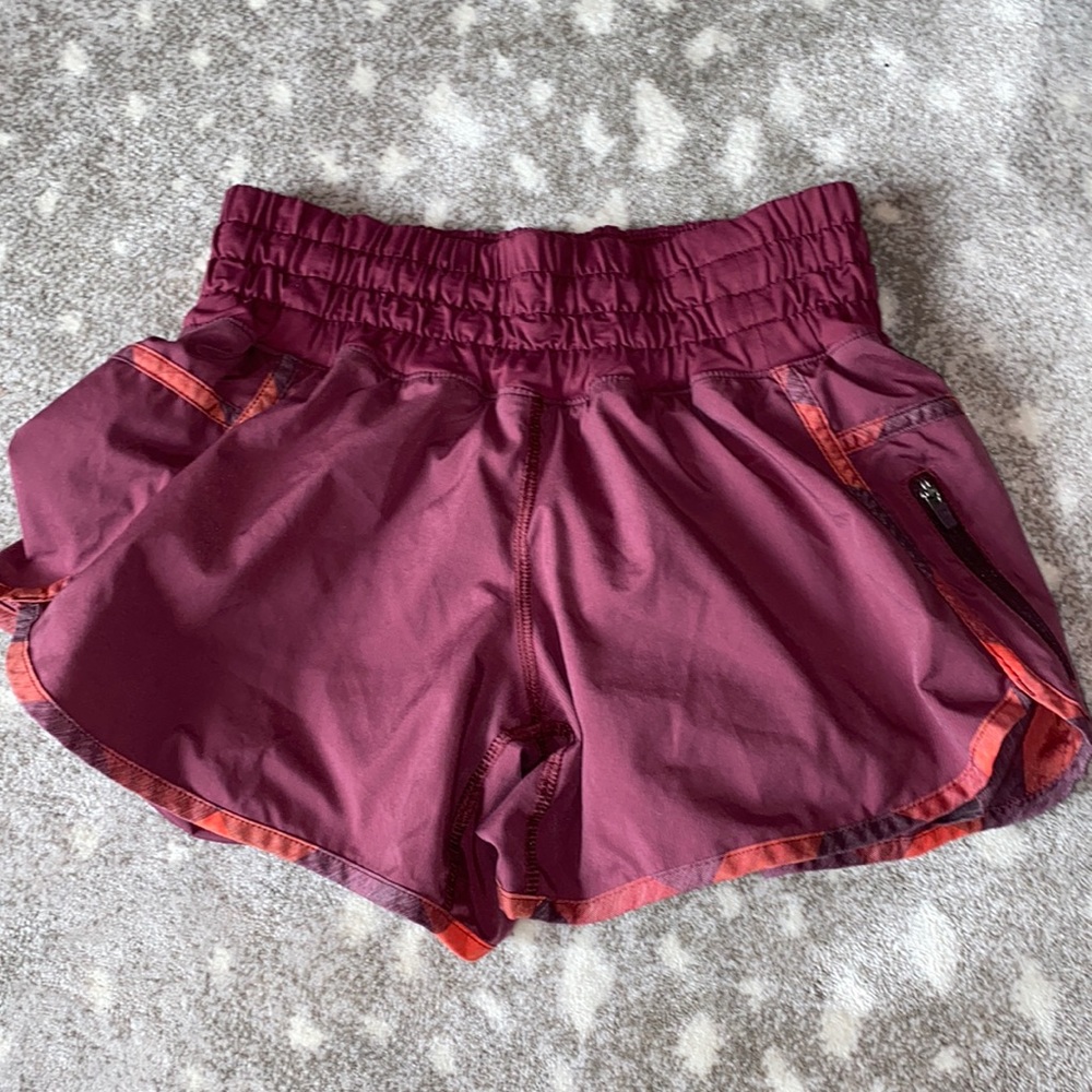 I’m selling these Lululemon shorts! These are size 6!